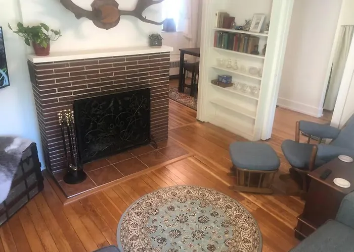 Coastal Cabin - Downtown Historical Log Home
