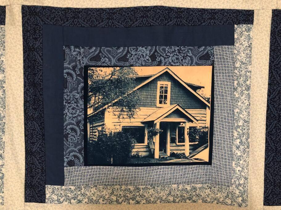 Coastal - Downtown Historical Log Holiday home